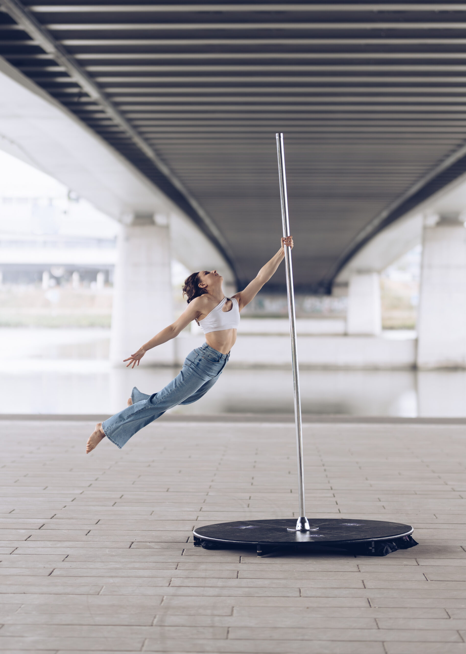 Pole acrobatics Nadine